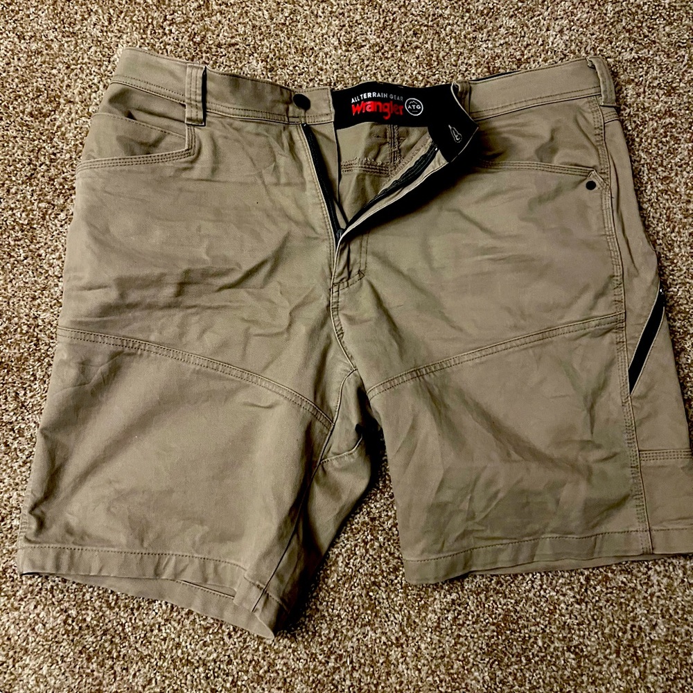 Men’s Wrangler ATG Khaki Shorts 38 Waist